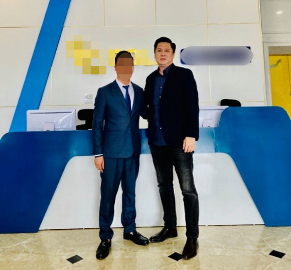 Ông xã Phạm Hương sở hữu ngoại hình cao ráo cùng gương mặt phong độ và vô cùng điển trai. Bên cạnh đó, anh có nhiều mối quan hệ trong showbiz.