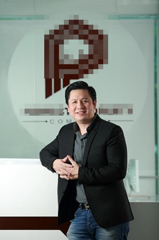 Một vài thông tin hiếm hoi cho biết, người đàn ông của Hoa hậu Hoàn vũ Việt Nam 2015 là Bobby Phước Trần - doanh nhân Việt kiều Mỹ, hiện đang đảm nhiệm chức vụ CEO của công ty thiên về lĩnh vực xuất nhập khẩu hàng hóa và xe hơi từ Mỹ sang châu Á.