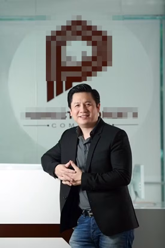 Một vài thông tin hiếm hoi cho biết, người đàn ông của Hoa hậu Hoàn vũ Việt Nam 2015 là Bobby Phước Trần - doanh nhân Việt kiều Mỹ, hiện đang đảm nhiệm chức vụ CEO của công ty thiên về lĩnh vực xuất nhập khẩu hàng hóa và xe hơi từ Mỹ sang châu Á.