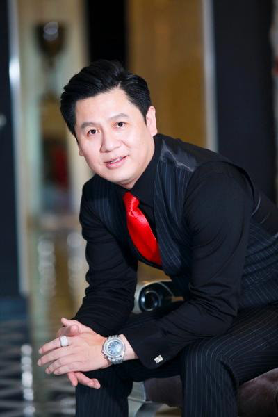 Anh đã từng có một đời vợ cùng hai người con trai. Anh làm ông bố đơn thân một mình nuôi dạy hai con trai trước khi đến với Phạm Hương.