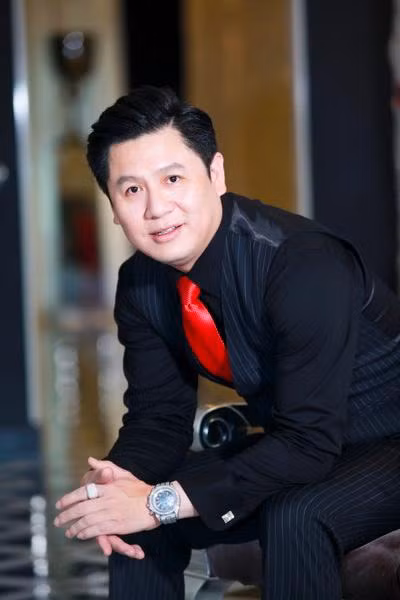 Anh đã từng có một đời vợ cùng hai người con trai. Anh làm ông bố đơn thân một mình nuôi dạy hai con trai trước khi đến với Phạm Hương.