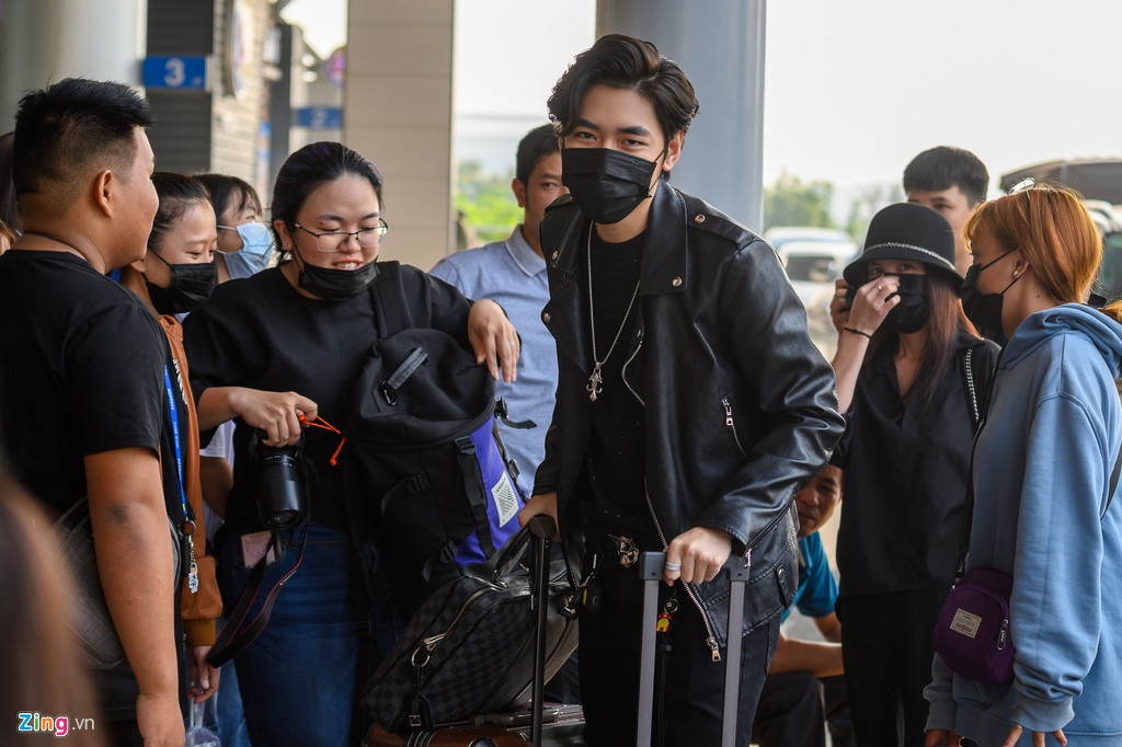 K-ICM tới sân bay từ sáng sớm. Anh sẽ làm việc với một số nhà sản xuất nước ngoài trong thời gian tới.