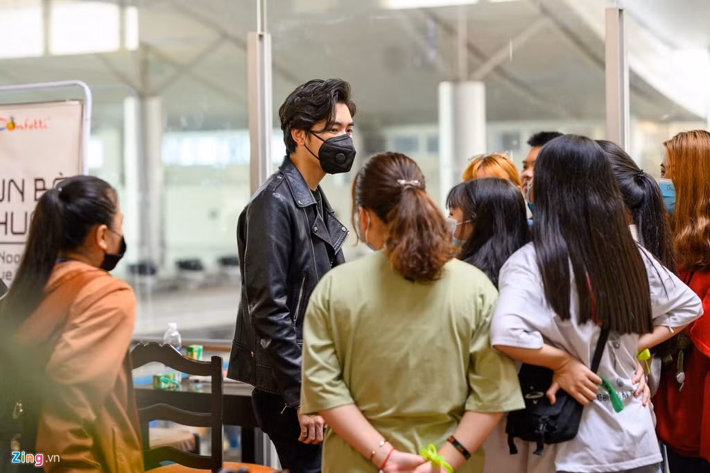 Trước đó, K-ICM gây xôn xao mạng xã hội khi tiết lộ sở hữu 8 chiếc xe hơi. Tuy nhiên, phản hồi vấn đề này với Zing.vn, đại diện của K-ICM giải thích những chiếc xe này do công ty mua nhằm mục đích công việc chứ không phải phục vụ nhu cầu cá nhân.