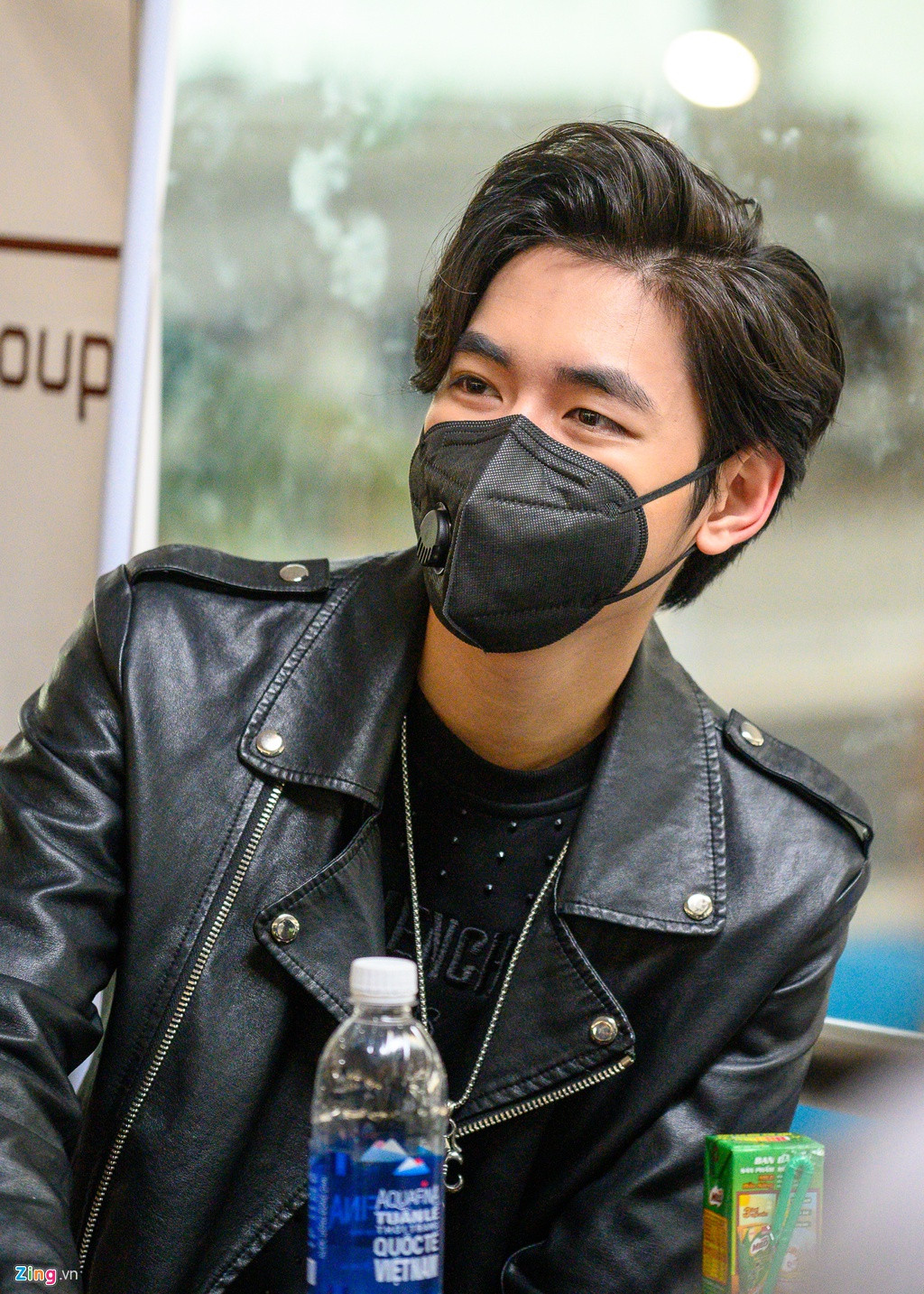 K-ICM tới sân bay từ khá sớm cùng mẹ nuôi kiêm quản lý là bà Tạ Hà. Một số người hâm mộ đến đây để tiễn anh. K-ICM dành thời gian trò chuyện cùng fan trước khi làm thủ tục lên máy bay.