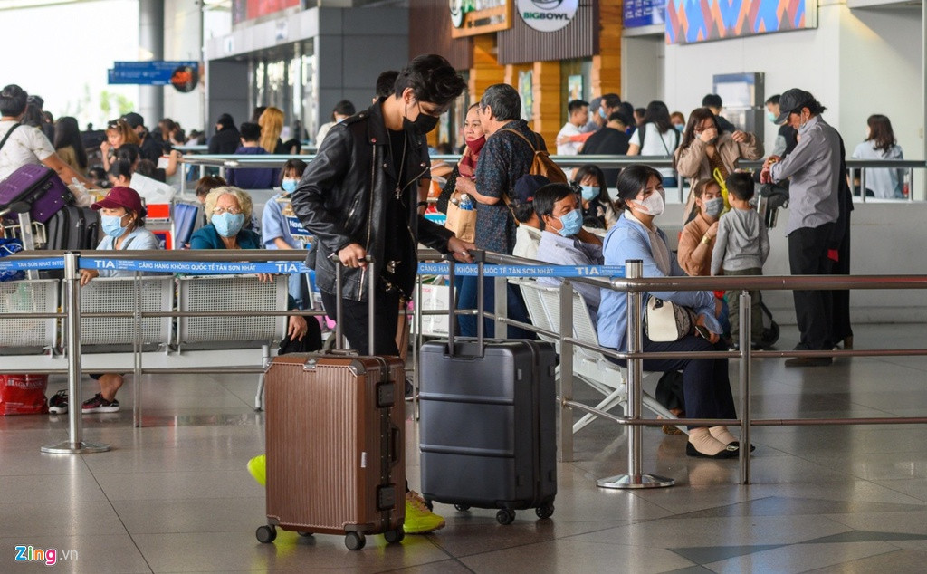 Mẹ nuôi kiêm quản lý là bà Tạ Hà tiếp tục đồng hành cùng K-ICM trong chuyến đi này.