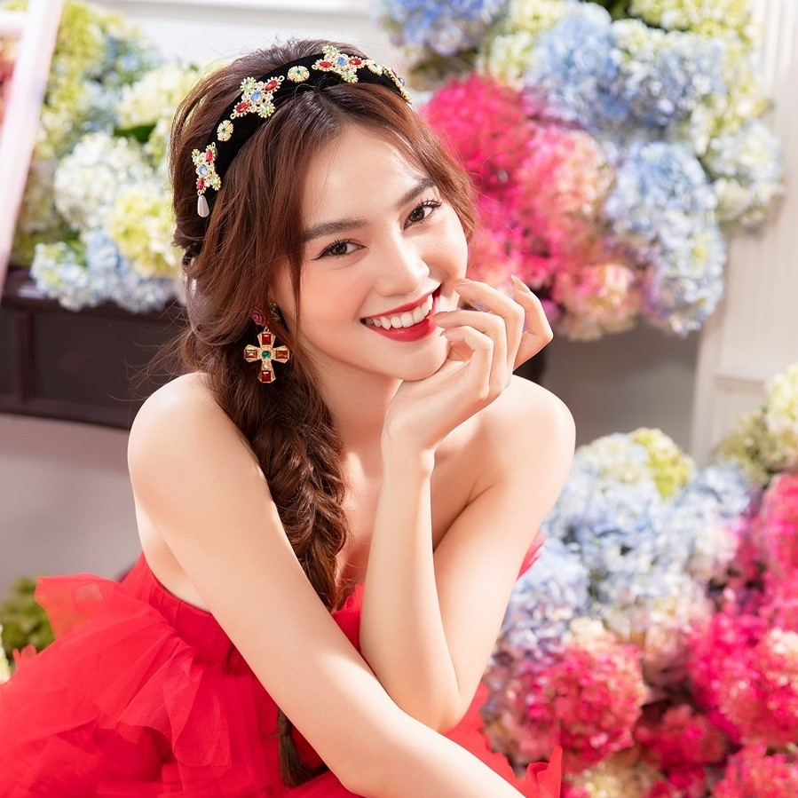 Gần đây, Lan Ngọc vướng nghi vấn hẹn hò Chi Dân khi cả hai lộ nhiều ảnh thân mật bên nhau, nhưng nữ diễn viên giữ im lặng, hoặc khéo léo phủ nhận.