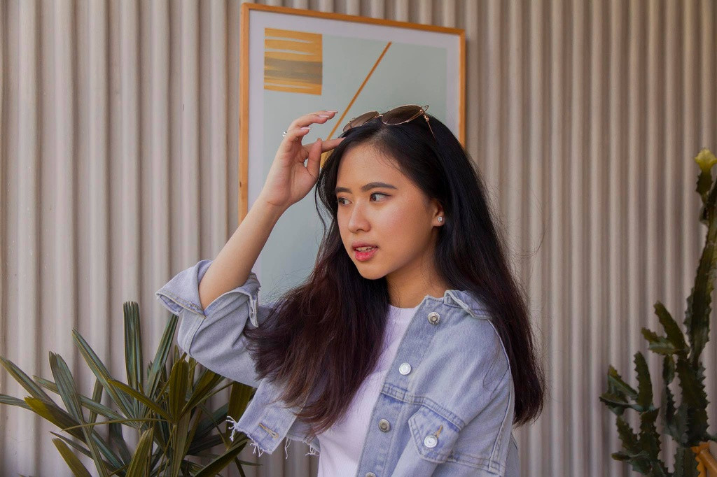 Nữ sinh 19 tuổi tâm sự cô đang cố gắng tập luyện để giảm cân. Hiện, cô cao 1,7 m, số đo ba vòng 86-66-97. "Nghi thấy người mình hơi tròn, cần giảm một chút. Mình tập gym, chạy bộ, chơi thể thao. Mình cũng cảm thấy hồi hộp khi thi Hoa hậu Việt Nam lần đầu tiên".