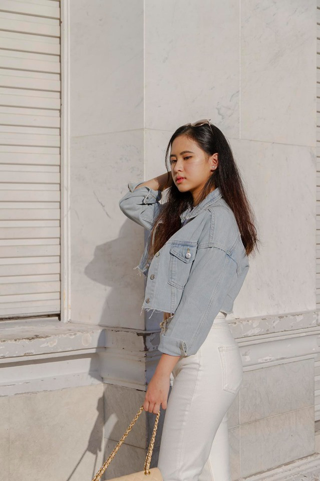 Theo chia sẻ từ Bảo Nghi, cô đam mê các bộ môn thể thao từ nhỏ. Ở trường, cô tham gia cả ba đội tuyển bóng chuyền, bóng rổ và bóng đá. Năm 2019, nữ sinh thi bóng chuyền (cuộc thi dành cho học sinh trường quốc tế) và đạt giải nhì.