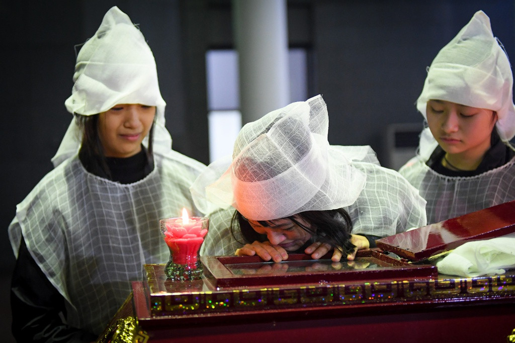 Cố nghệ sĩ Vũ Mạnh Dũng ra đi để lại người vợ và bốn con nhỏ đang tuổi ăn học. Trong ảnh, vợ của cố nghệ sĩ nhìn chồng lần cuối.