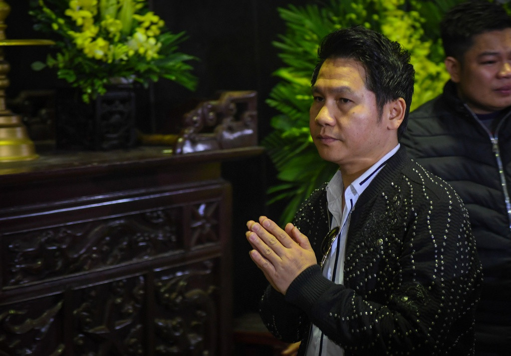 Trọng Tấn bần thần trước di ảnh của đồng nghiệp. Anh cho biết dịp năm ngoái, hai người còn biểu diễn chung trong chương trình Hòa nhạc Điều còn mãi.