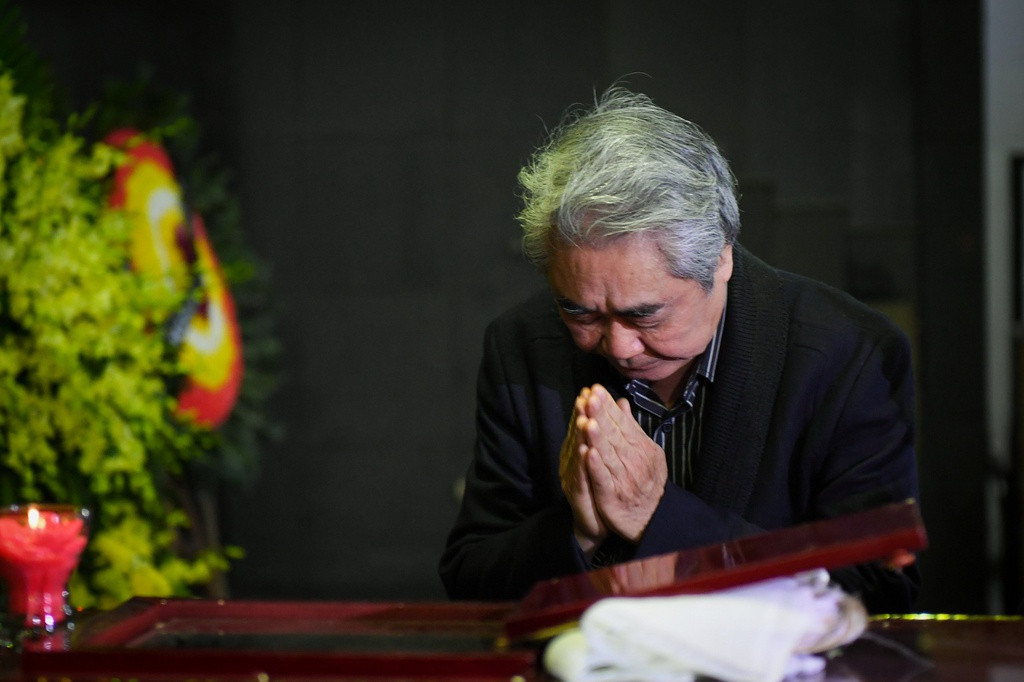 NSND Quang Thọ đến từ sớm, chờ vào viếng đồng nghiệp. Ông chắp tay trước linh cữu cố NSƯT trước khi đến chia buồn với gia quyến.