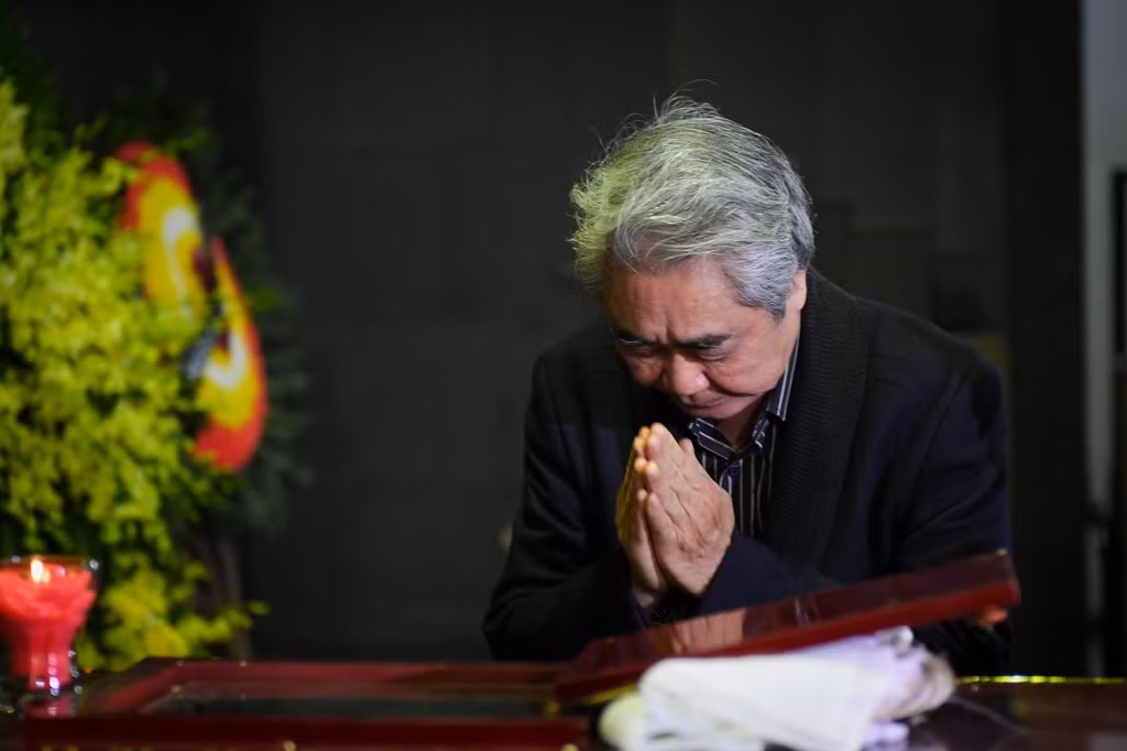 NSND Quang Thọ đến từ sớm, chờ vào viếng đồng nghiệp. Ông chắp tay trước linh cữu cố NSƯT trước khi đến chia buồn với gia quyến.