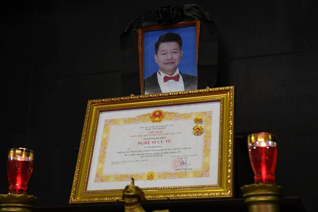 Tang lễ của cố nghệ sĩ Vũ Mạnh Dũng bắt đầu vào lúc 13h30 tại nhà tang lễ số 5 Trần Thánh Tông, Hà Nội. Anh được đánh giá là một trong những giọng baritone (nam trung) đẹp, hào sảng và là nghệ sĩ opera hàng đầu của thị trường nhạc Việt hiện nay. Sự ra đi của cố nghệ sĩ là một tổn thất của giới thanh nhạc.