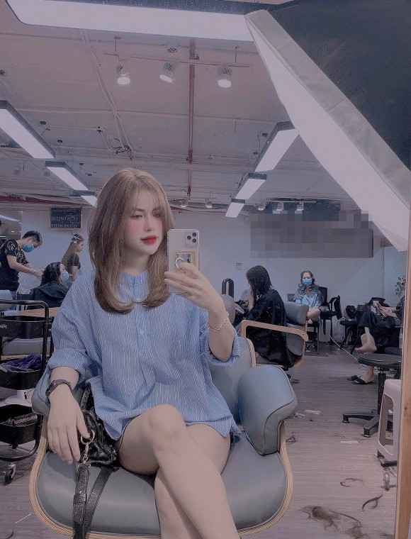 Trong khi đó, Hương Trần - vợ cũ Việt Anh cũng gây chú ý khi quyết tâm để mái và nhuộm màu tóc.