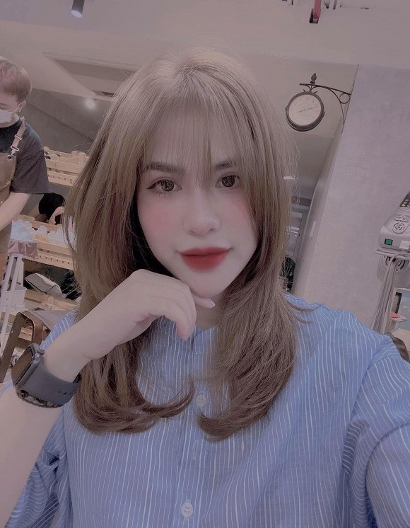 Cô chia sẻ: "Như này đủ tuổi gả chưa mọi người. 30 cuộc đời lần đầu cắt má, về cứ soi gương trông lạ lạ".