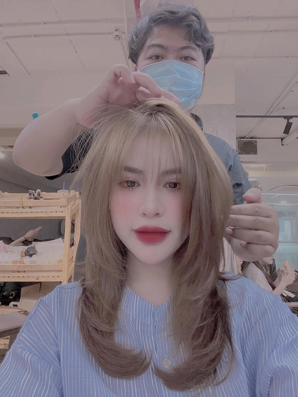 Vợ cũ Việt Anh nhuộm tóc, lần đầu để tóc mái.