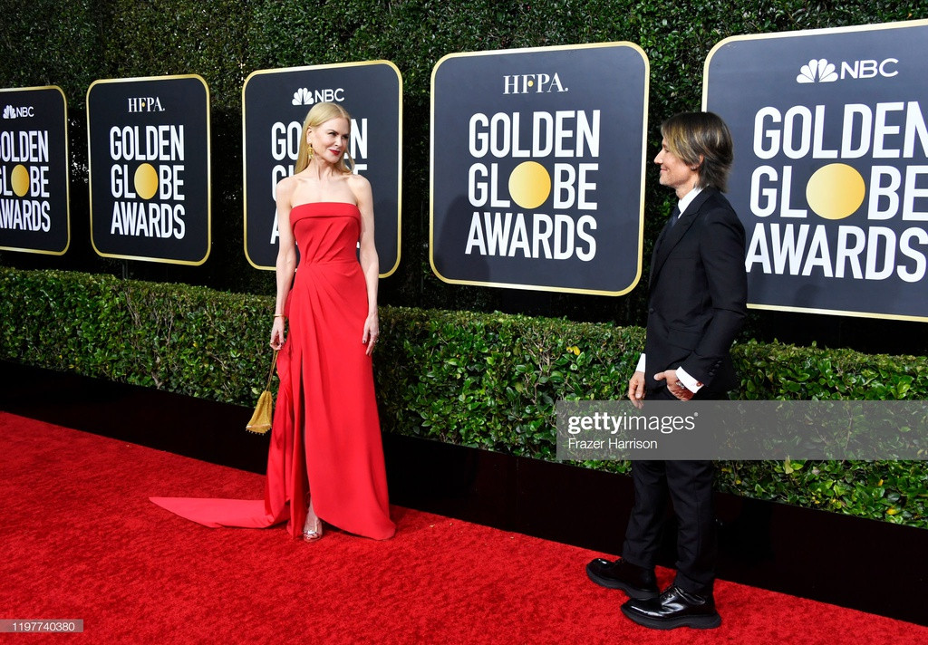 Nicole Kidman tôn dáng với đầm đỏ xếp nếp độc đáo. Cô trao cho chồng ánh mắt tình cảm tại sự kiện. Người đẹp Australia có tên trong đề cử Nữ diễn viên chính xuất sắc ở thể loại Phim truyền hình chính kịch, với tác phẩm Big Little Lies.