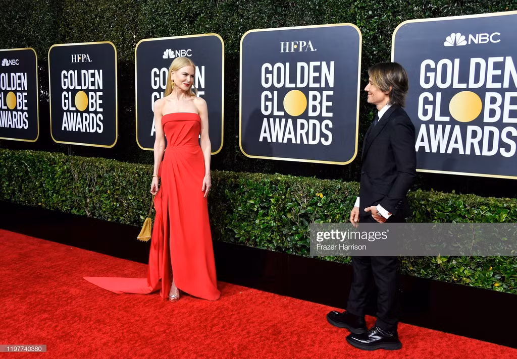 Nicole Kidman tôn dáng với đầm đỏ xếp nếp độc đáo. Cô trao cho chồng ánh mắt tình cảm tại sự kiện. Người đẹp Australia có tên trong đề cử Nữ diễn viên chính xuất sắc ở thể loại Phim truyền hình chính kịch, với tác phẩm Big Little Lies.