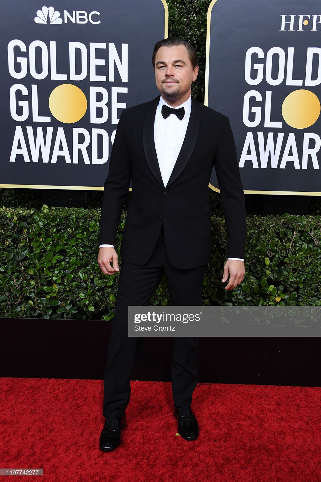 Leonardo DiCaprio diện vest đen, thắt nơ lịch lãm. Anh được đề cử giải Nam diễn viên chính xuất sắc phim hài/ca nhạc với tác phẩm Once Upon A Time In Hollywood.