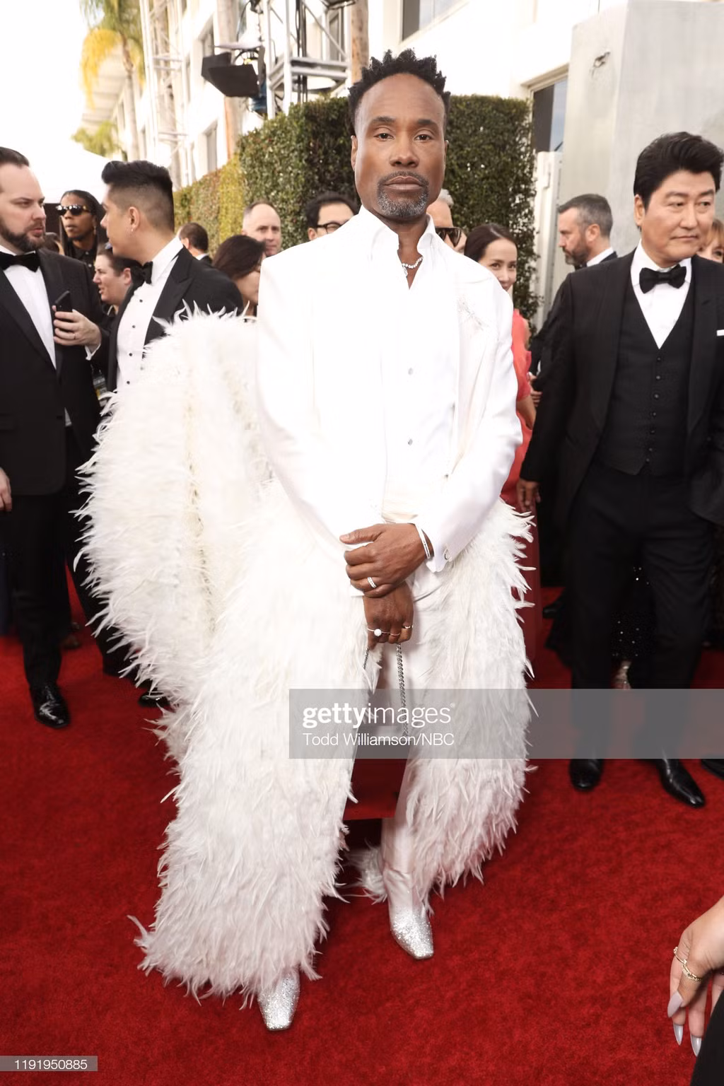 Nam diễn viên Billy Porter nổi tiếng có phong cách thời trang nữ tính, quái dị. Trên thảm đỏ, anh diện bộ suit trắng cách điệu được tô điểm phần áo choàng lông dài quét đất, một chiếc clutch cá tính đi kèm. Anh có tên trong đề cử Nam diễn viên kịch truyền hình xuất sắc cho bộ phim Pose. Xem video "Vì sao cặp đôi Brad Pitt ly hôn". Nguồn VTC: