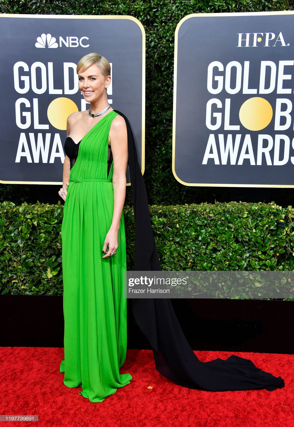 Tại thị trường Hollywood, Charlize Theron thuộc nhóm diễn viên giàu kinh nghiệm, cống hiến hết mình cho vai diễn. Nhờ dự án mới nhất Bombshell, cô cạnh tranh trực tiếp với Scarlett Johansson ở hạng mục Nữ diễn viên chính xuất sắc - Phim điện ảnh chính kịch.