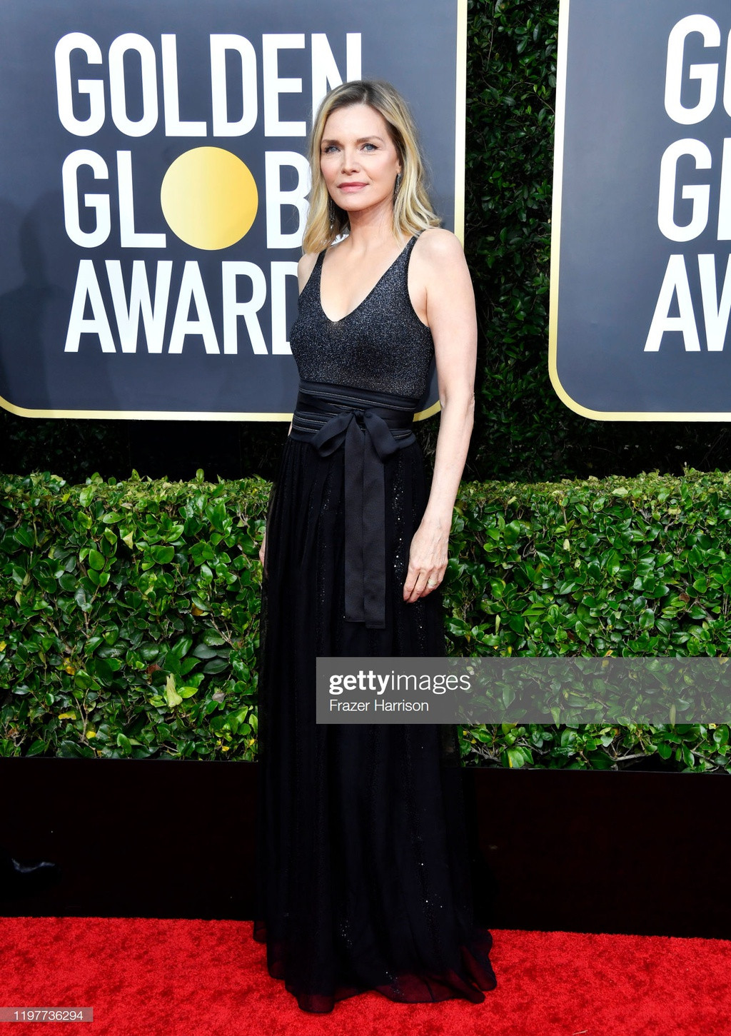 Quyền lực và lộng lẫy với vai hoàng hậu trong Maleficent 2, Michelle Pfeiffer ngoài đời thực lại ăn mặc rất đơn giản. Minh tinh gạo cội chọn thiết kế 2 dây đính nơ tham gia sự kiện.