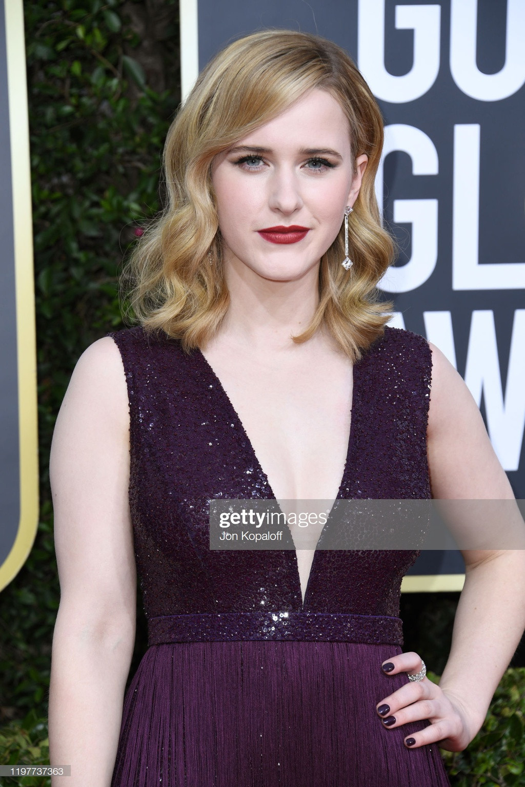 Rachel Brosnahan cạnh tranh với Christina Applegate, Kirsten Dunst ở hạng mục Nữ diễn viên chính xuất sắc - Phim truyền hình hài hoặc ca vũ nhạc. Tác phẩm The Marvelous Mrs. Maisel đã đưa ngôi sao 30 tuổi đến với lễ trao giải lần này.