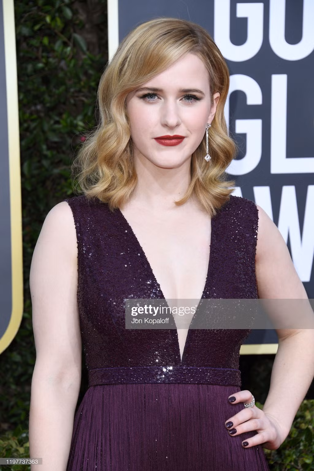 Rachel Brosnahan cạnh tranh với Christina Applegate, Kirsten Dunst ở hạng mục Nữ diễn viên chính xuất sắc - Phim truyền hình hài hoặc ca vũ nhạc. Tác phẩm The Marvelous Mrs. Maisel đã đưa ngôi sao 30 tuổi đến với lễ trao giải lần này.