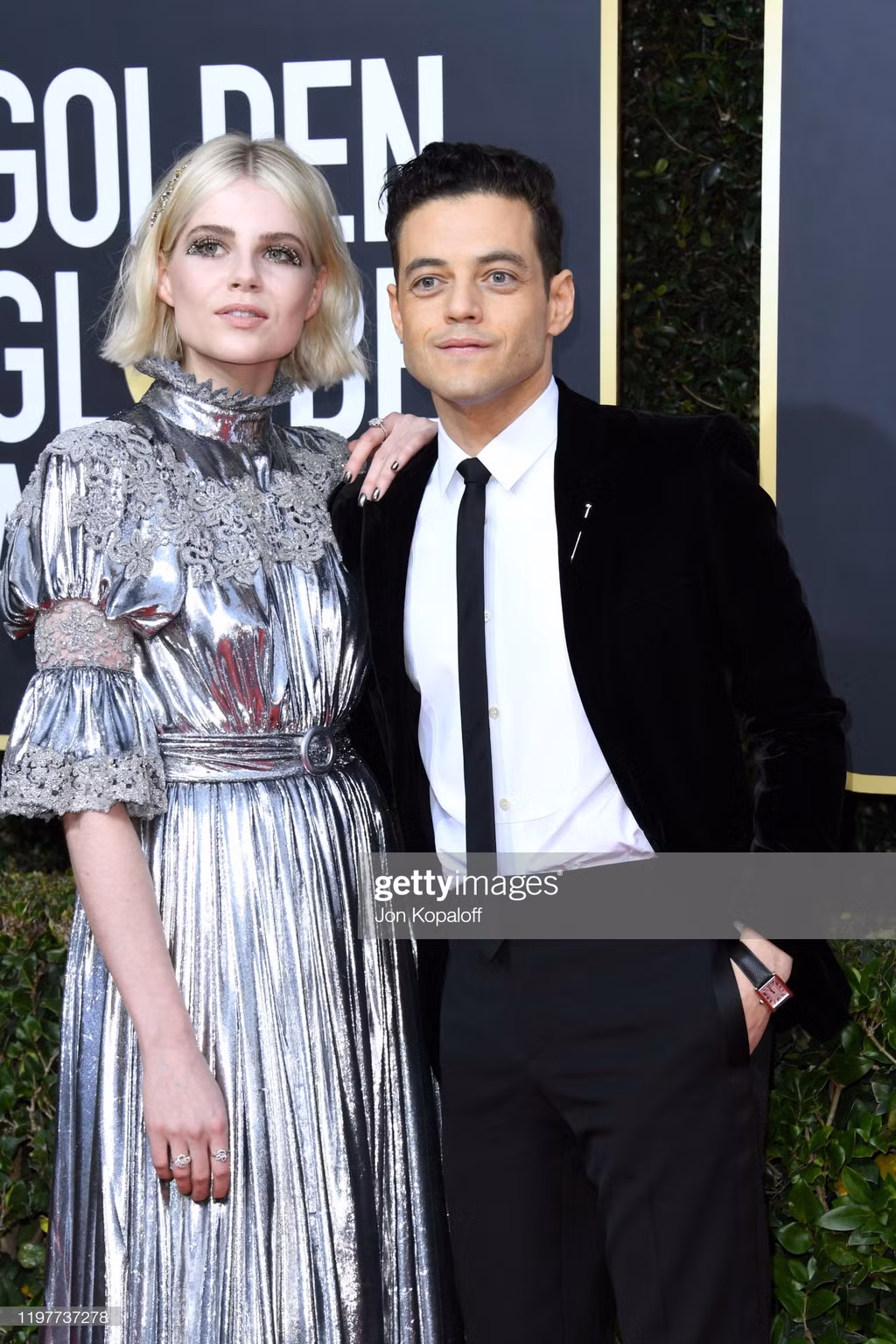 Rami Malek xuất hiện cùng Lucy Boynton. Tài tử người Mỹ lai Ai Cập được đề cử Nam diễn viên chính xuất sắc ở thể loại Phim truyền hình chính kịch, cho vai diễn trong Mr. Robot.