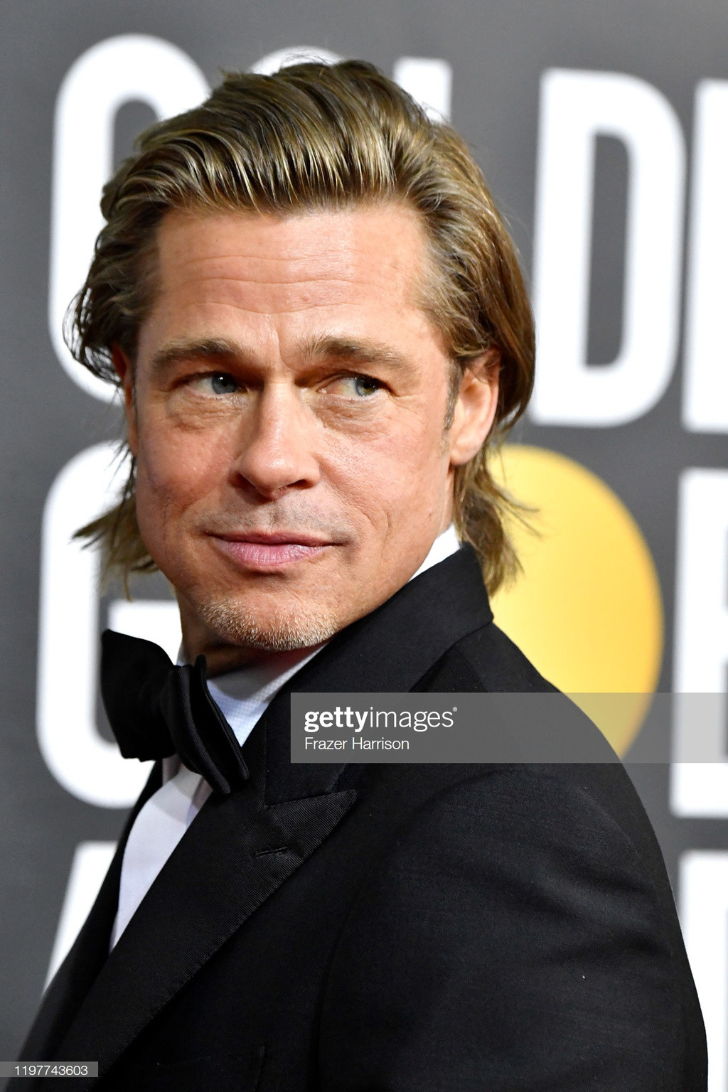  Brad Pitt là một trong những ngôi sao xuất hiện cuối cùng trên thảm đỏ. Trước ngày sự kiện diễn ra, chồng cũ Angelina Jolie được giới chuyên môn và khán giả dự đoán thắng giải nam phụ với phim Once Upon a Time in Hollywood.