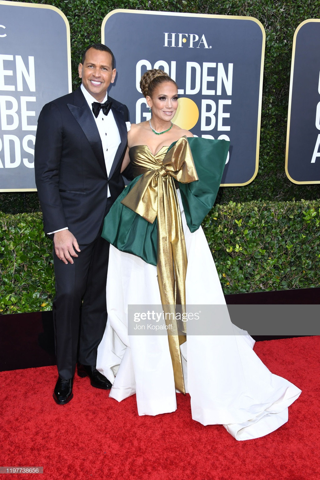 Jennifer Lopez được chồng trẻ Alex Rodriguez tháp tùng. Vẫn là phong cách gợi cảm, sang trọng thường ngày, ngôi sao 51 tuổi khoác lên người bộ đầm cúp ngực tạo điểm nhấn thắt nơ to bản. Cô được đề cử Nữ diễn viên phụ xuất sắc cho phim Hustlers.