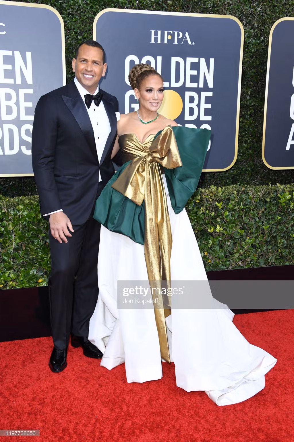 Jennifer Lopez được chồng trẻ Alex Rodriguez tháp tùng. Vẫn là phong cách gợi cảm, sang trọng thường ngày, ngôi sao 51 tuổi khoác lên người bộ đầm cúp ngực tạo điểm nhấn thắt nơ to bản. Cô được đề cử Nữ diễn viên phụ xuất sắc cho phim Hustlers.