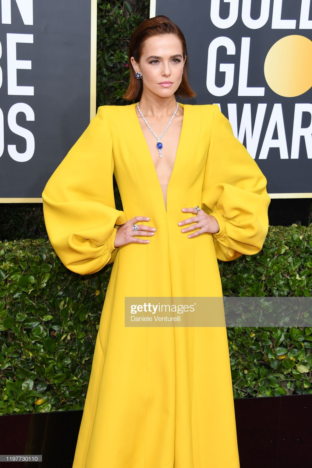 Thiết kế đầm vàng có phần tay phồng độc đáo khiến Zoey Deutch trở thành điểm nhấn trên thảm đỏ. Ngoài ra, cô còn kết hợp thêm loạt nữ trang bắt mắt để vẻ ngoài hoàn hảo hơn. Zoey Deutch sinh năm 1994, là một diễn viên người Mỹ đã tham gia diễn xuất với Emma Stone trong phim Zombieland: Double Tap (2019).