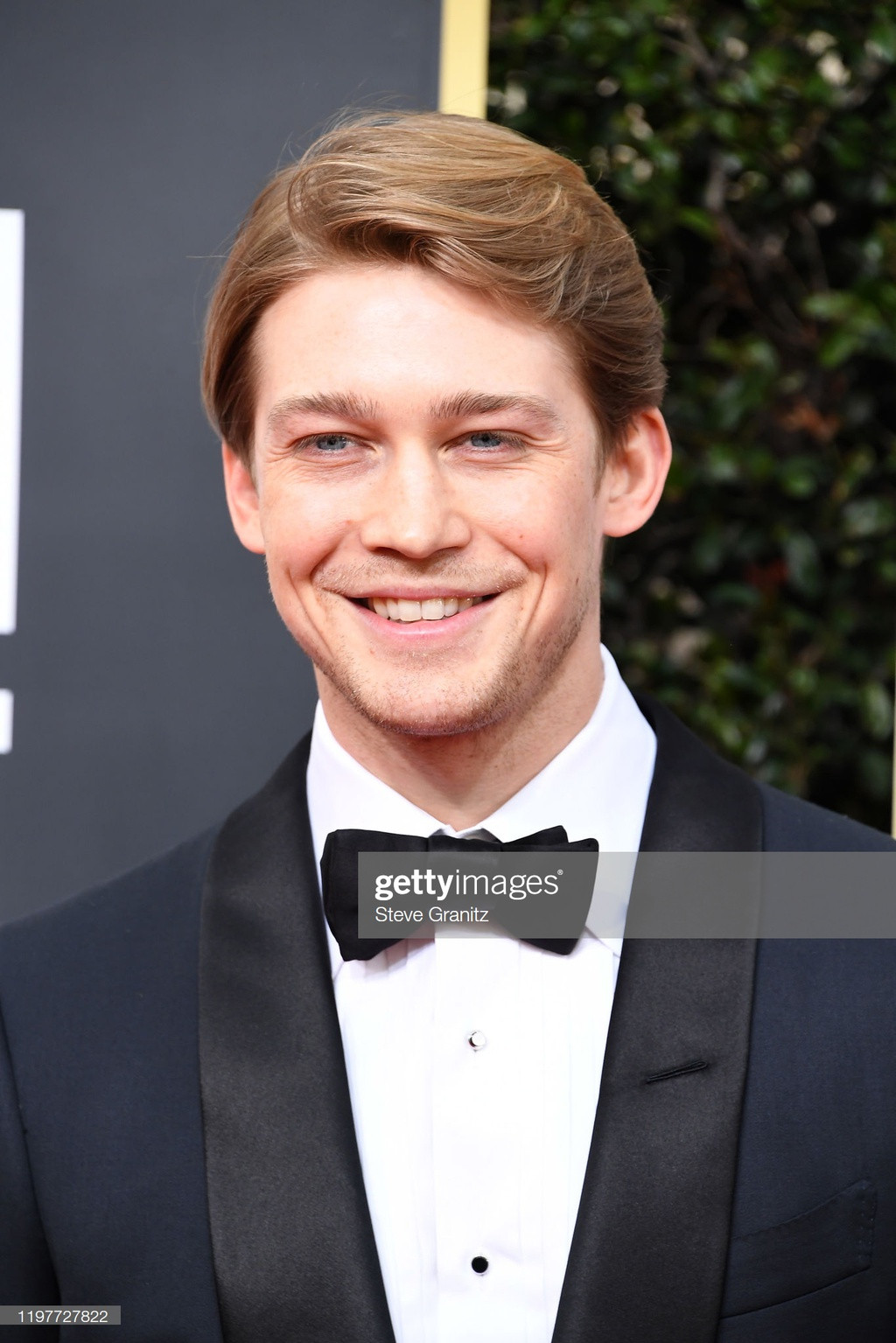 Joe Alwyn - nam diễn viên người Anh góp mặt trong tác phẩm ăn khách Harriet (2019) diện vest bảnh bao lên thảm đỏ. Anh còn được biết tới là người tình điển trai của ca sĩ Taylor Swift.