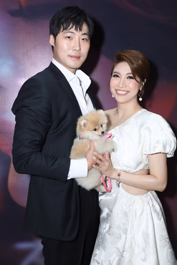 Ca si Pha Le mang thai con dau long voi ban trai Han Quoc