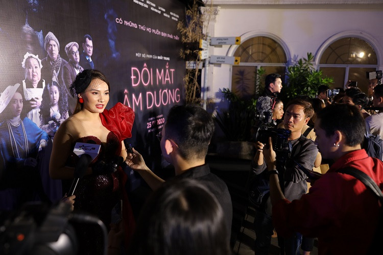 Trong phim, Bảo Thanh vào vai Lisa – một ca sĩ, cũng là hồn ma luôn quấn lấy Thu Trang sau một vụ tai nạn.