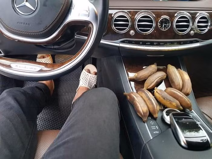 Nhiều lần, nam MC còn mang theo chuối luộc đi làm. Điều quan trọng, MC Quyền Linh cảm thấy rất vui vẻ và hài lòng với những món ăn này. Anh khiến người hâm mộ thêm nhiều phần nể phục vì quá chan hòa, gần gũi với bà con nông dân.