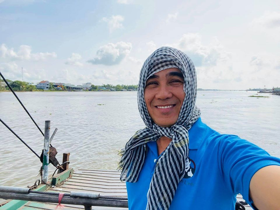 MC Quyền Linh tự nhận mình bình thường như bao nhiêu người chỉ khác là một trái tim nghệ sĩ luôn cô đơn trong khoảnh khắc giữa đời thường. "Ta vẫn nợ cuộc đời này vô số những yêu thương, yêu thương này sẽ gửi gió cuốn bay xa. Cầu mong tất cả những gì tốt đẹp nhất sẽ mãi mãi trường tồn, chúc cả nhà bình an và hạnh phúc", Quyền Linh trải lòng.