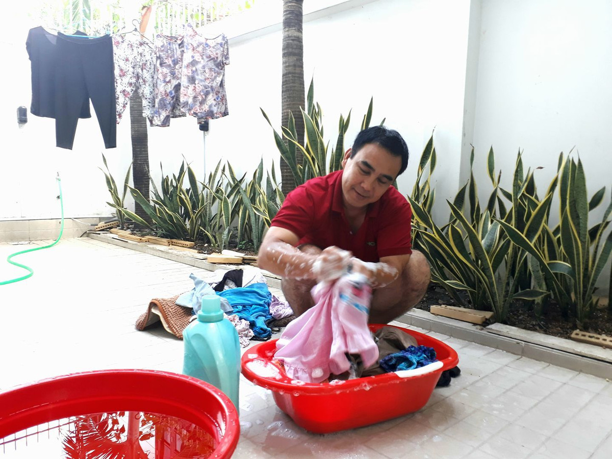 Không chỉ chăm vào bếp, Quyền Linh còn giúp vợ con giặt đồ mỗi khi ở nhà rảnh rỗi.