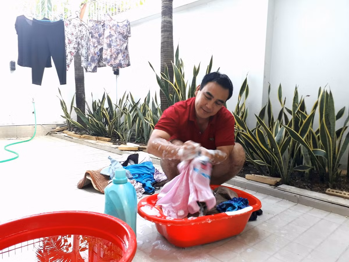 Không chỉ chăm vào bếp, Quyền Linh còn giúp vợ con giặt đồ mỗi khi ở nhà rảnh rỗi.