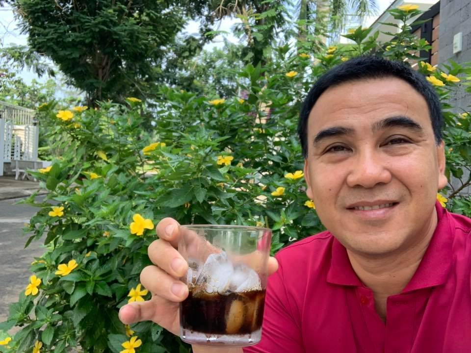 Tuy nhiên, mỗi bữa ăn của anh đều không thể thiếu một ly cà phê.