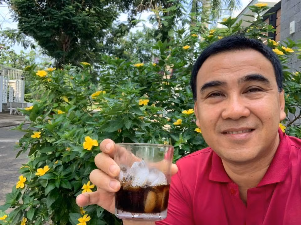 Tuy nhiên, mỗi bữa ăn của anh đều không thể thiếu một ly cà phê.