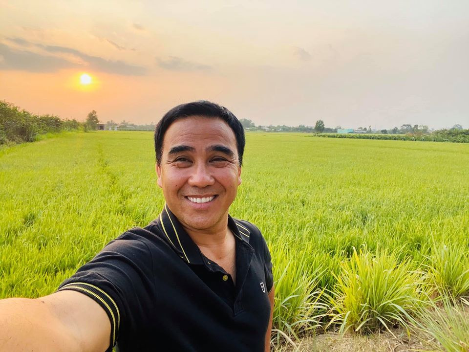 "Hơn 20 năm mưu sinh tất bật, lăn lộn giữa dòng đời xuôi ngược khắp mọi nẻo đường đất nước, len lỏi vào tận trong những ngõ ngách của cuộc sống, tận trong những trái tim của những mảnh đời bất hạnh và những số phận kém may mắn. Linh cảm giác mình quá bé nhỏ, nhỏ như vô số hạt cát trên thế gian này, như một áng mây, một cơn gió thoảng qua trong cõi nhân sinh.