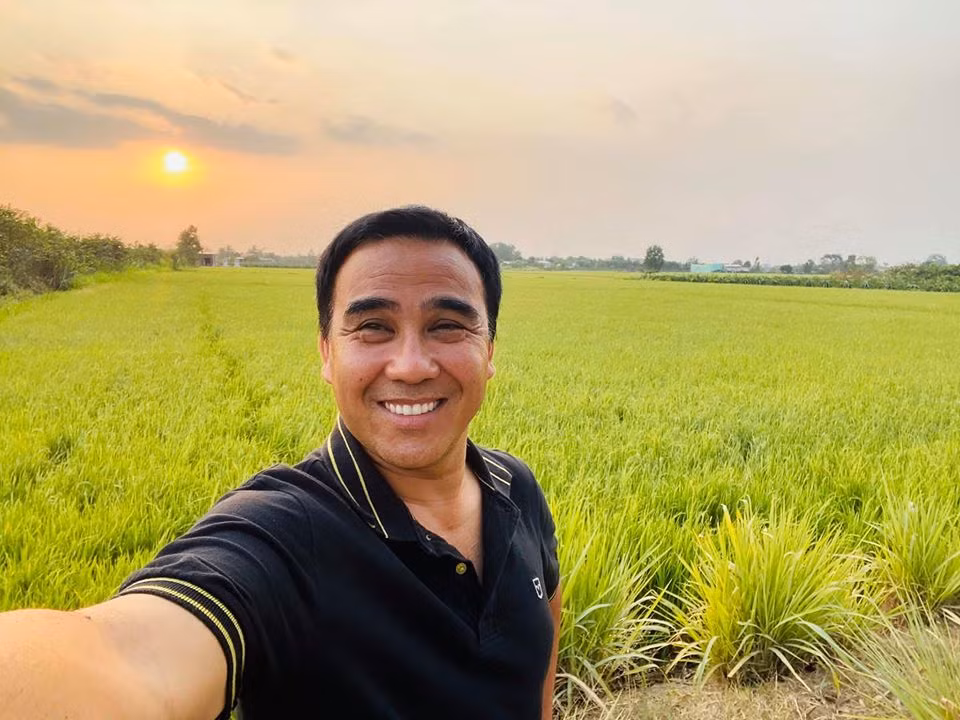 "Hơn 20 năm mưu sinh tất bật, lăn lộn giữa dòng đời xuôi ngược khắp mọi nẻo đường đất nước, len lỏi vào tận trong những ngõ ngách của cuộc sống, tận trong những trái tim của những mảnh đời bất hạnh và những số phận kém may mắn. Linh cảm giác mình quá bé nhỏ, nhỏ như vô số hạt cát trên thế gian này, như một áng mây, một cơn gió thoảng qua trong cõi nhân sinh.