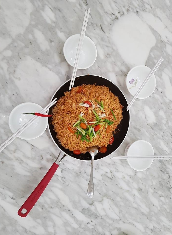 "Khi đàn ông nấu ăn là khi người phụ nữ cảm nhận sự quan tâm, chia sẻ. Cho nên, nếu họ có nấu dở cũng chẳng phải là điều quan trọng, đúng không mọi người?", Quyền Linh chia sẻ về việc vào bếp nấu ăn.