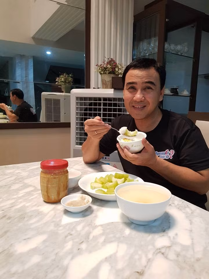 Nhìn hình ảnh một "MC giàu nhất Việt Nam" ăn sáng chỉ với cơm nguội và dưa leo, nhiều khán giả phải gật gù công nhận, Quyền Linh là người nổi tiếng có lối sống giản dị bậc nhất showbiz Việt.