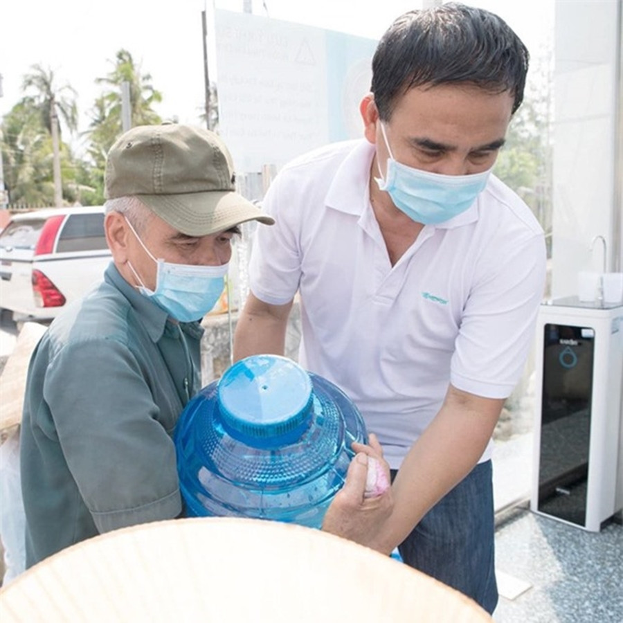 Là MC của người nông dân Việt Nam, mới đây, Quyền Linh cũng âm thầm ủng hộ bà con miền Tây chống ngập mặn 350 triệu đồng.