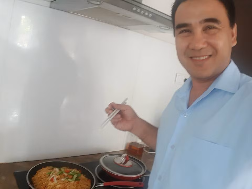 Mỳ xào dường như là "món tủ" của MC Quyền Linh mỗi khi anh vào bếp nấu ăn cho vợ con.