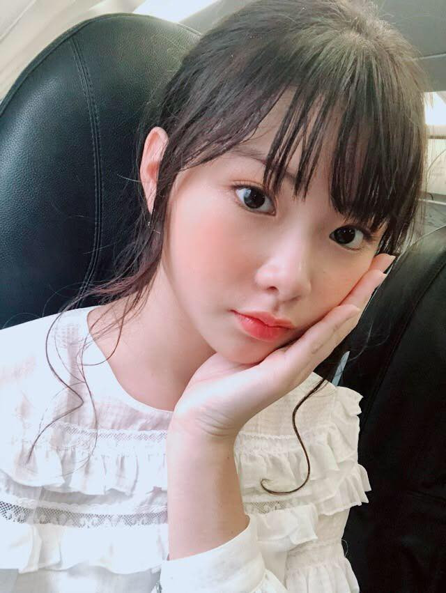 Ánh Sáng cho biết cô thích nấu ăn và làm đồ handmade. Nữ ca sĩ 14 tuổi hy vọng bản thân có thể tỏa sáng như tên gọi của mình. Trong buổi tuyển chọn, Ánh Sáng thể hiện ca khúc One Day với giai điệu vui tươi, lạc quan về tình bạn. Giọng hát Ánh Sáng khi đó còn mỏng, chênh, chưa kiểm soát được cách lấy hơi.