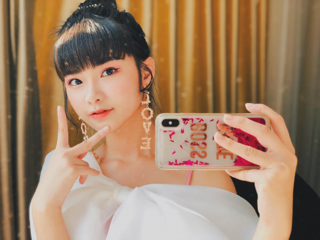 Đến tháng 12/2019, nhóm phát hành MV thứ hai trong sự nghiệp mang tên Koisuru Fortune Cookie - Thất tình tích cực có sự tham gia của 1.200 người. Đây cũng là MV đầu tiên Ánh Sáng đảm nhận vị trí trung tâm. Ngoài các sân khấu trong nước, nhóm đã có 2 chuyến lưu diễn nước ngoài, cụ thể là tại Thái Lan và Trung Quốc.